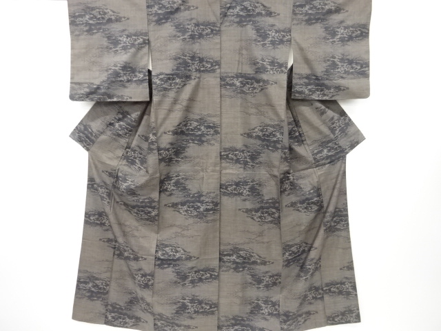 リサイクル　芝草に花模様織り出し本場泥大島紬着物(9マルキ)